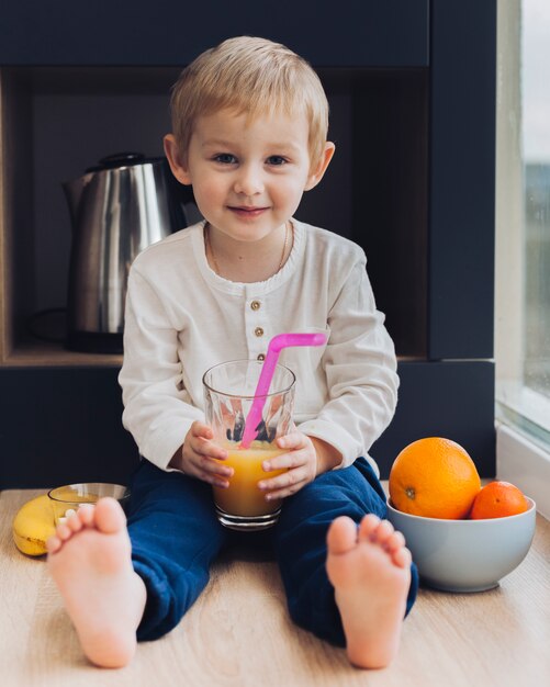 Niño desayunando