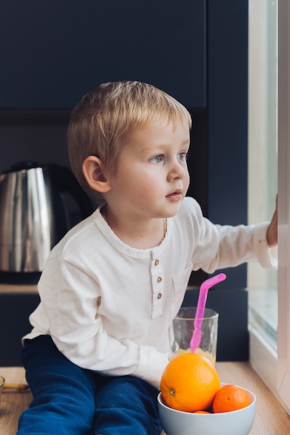 Niño desayunando