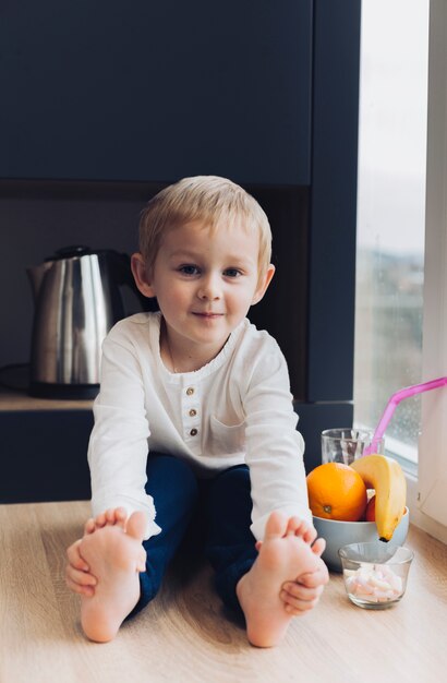 Niño desayunando