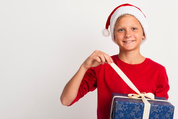 Niño desenvolviendo regalos de navidad