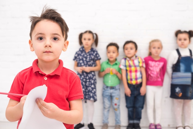 Foto gratuita niño dibujando con un grupo de niños