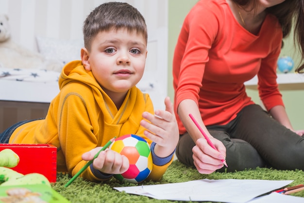 Niño dibujando lápices