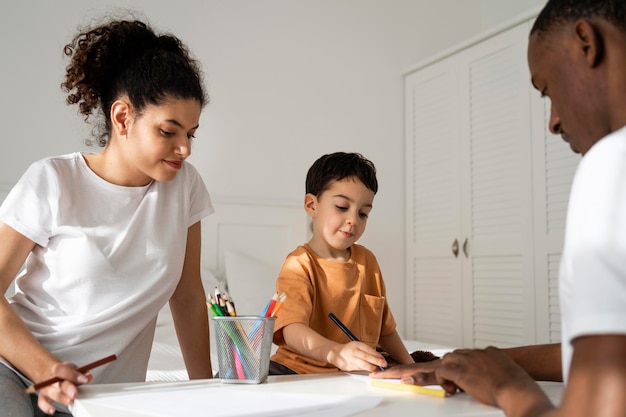 Niño dibujando a su padre a mano sobre papel