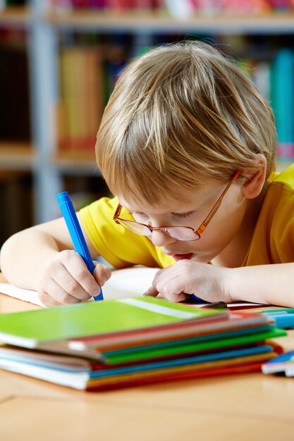 Niño dibujando en su tiempo libre