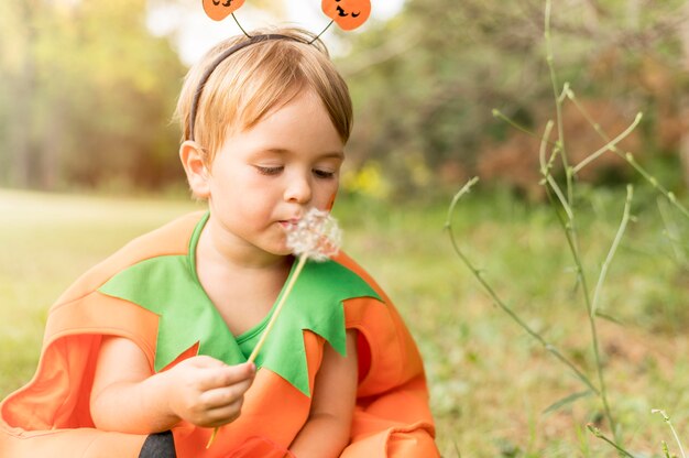 Niño con disfraz para halloween