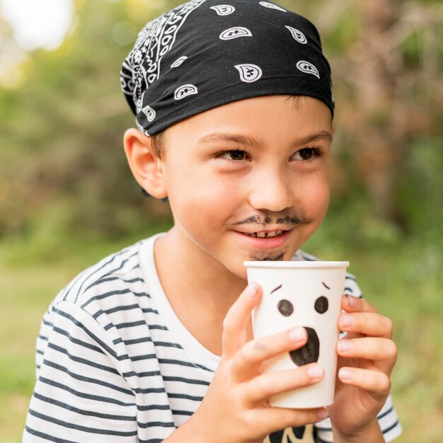 Niño con disfraz de pirata de halloween