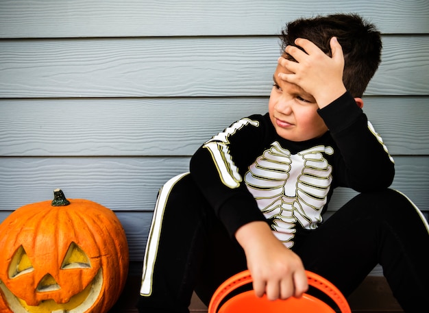 Foto gratuita niño disfrazado de skelleton