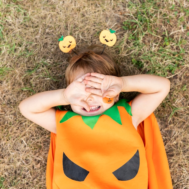 Foto gratuita niño disfrazado de vista superior para halloween