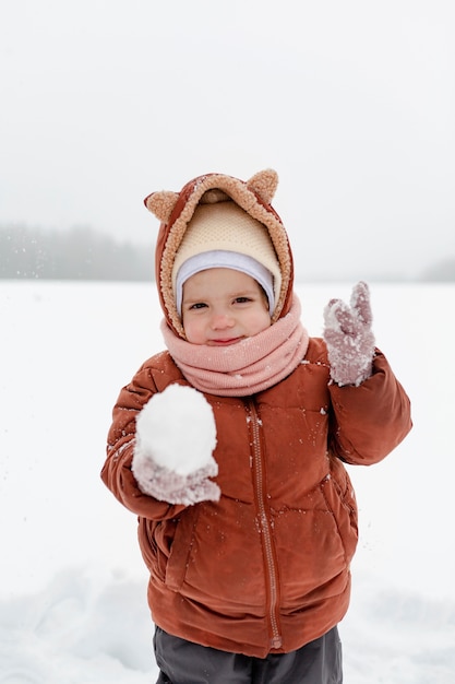 Foto gratuita niño disfrutando de actividades de invierno en la nieve.