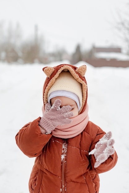 Foto gratuita niño disfrutando de actividades de invierno en la nieve.