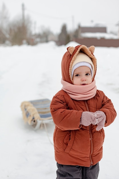 Foto gratuita niño disfrutando de actividades de invierno en la nieve.