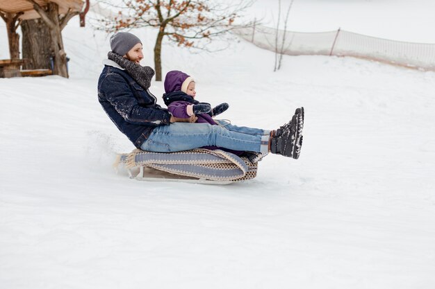 Niño disfrutando de actividades de invierno con su familia.