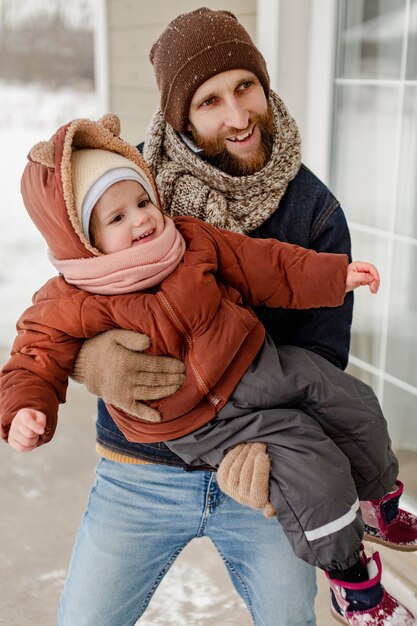 Niño disfrutando de actividades de invierno con su familia.