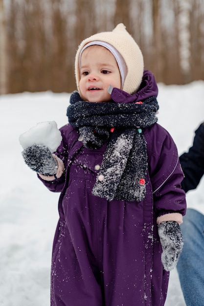 Foto gratuita niño disfrutando de actividades de invierno con su familia.