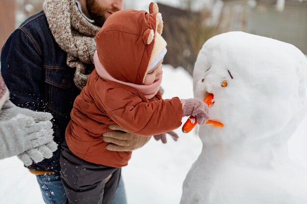 Niño disfrutando de actividades de invierno con su familia.