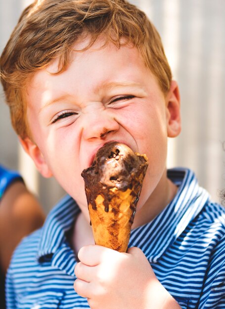 Foto gratuita niño disfrutando de un helado