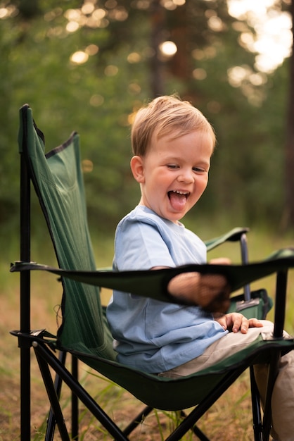 Foto gratuita niño disfrutando del tiempo en el camping