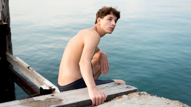 Niño disfrutando el tiempo de la naturaleza en el agua