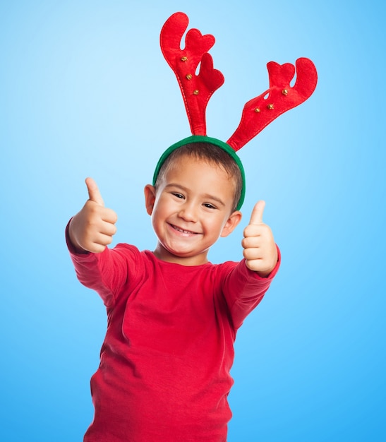 Niño divertido con decoración navideña