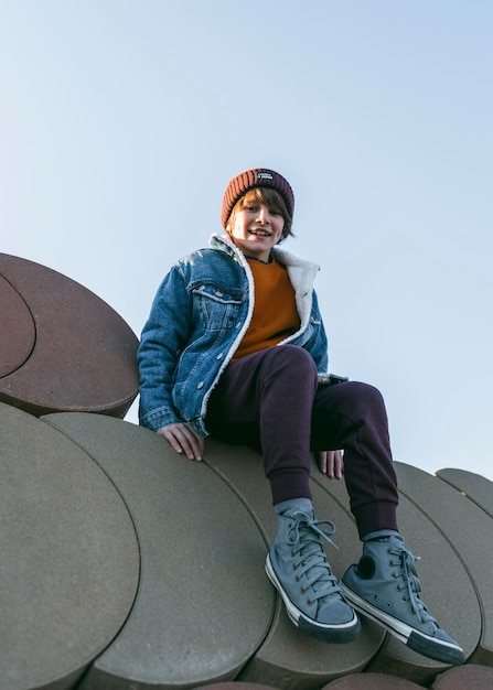 Niño divirtiéndose al aire libre