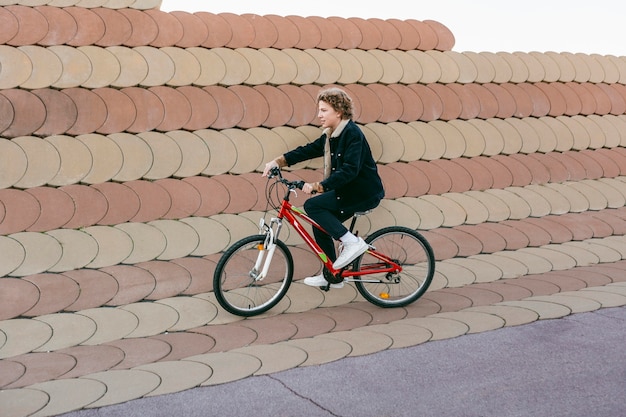 Niño divirtiéndose con bicicleta afuera