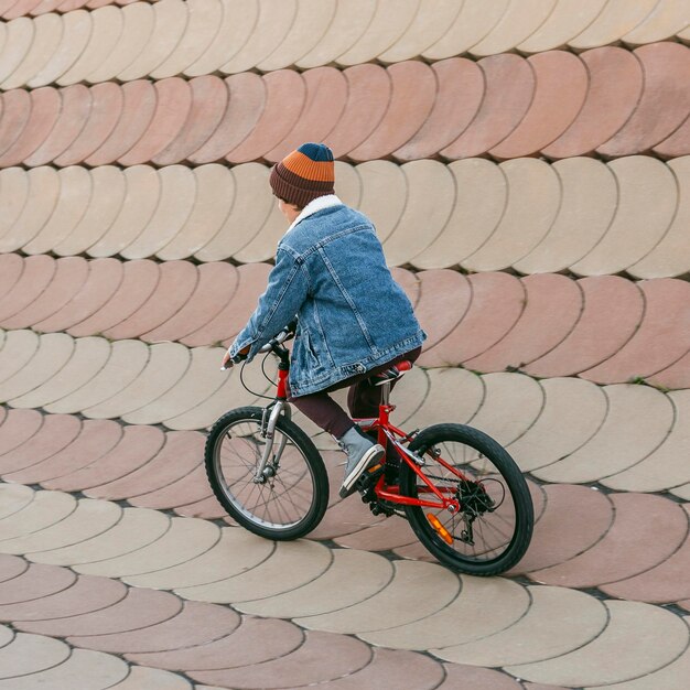 Niño divirtiéndose con bicicleta al aire libre