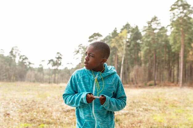 Niño divirtiéndose en el bosque