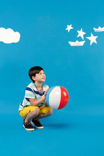 Niño divirtiéndose en un estudio de ajuste de verano