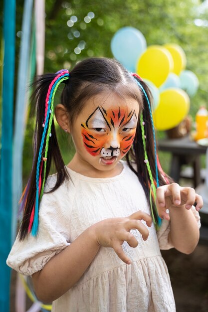 Niño divirtiéndose en la fiesta de la jungla