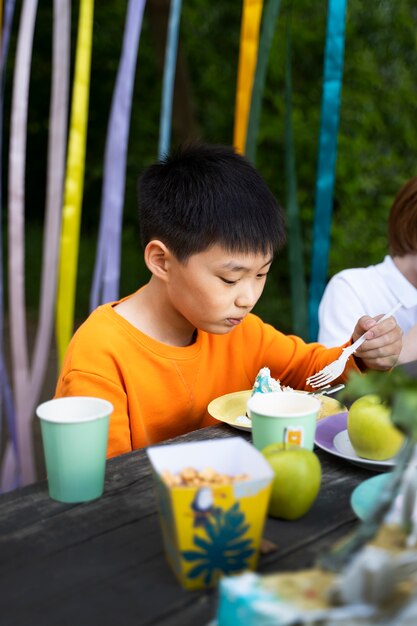 Niño divirtiéndose en la fiesta de la jungla