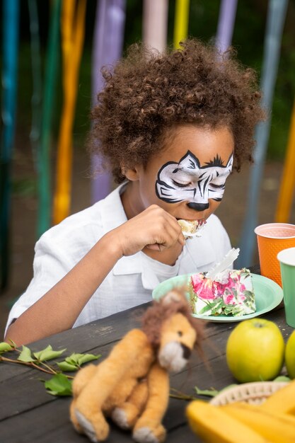 Niño divirtiéndose en la fiesta de la jungla