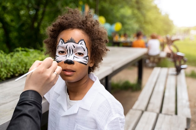 Niño divirtiéndose en la fiesta de la jungla