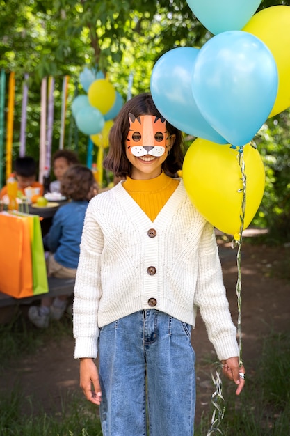 Foto gratuita niño divirtiéndose en la fiesta de la jungla