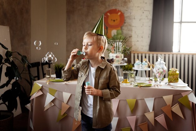 Niño divirtiéndose en la fiesta de la jungla