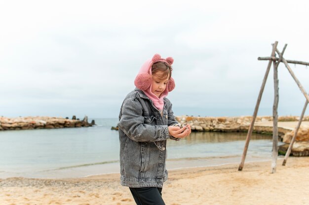 Niño divirtiéndose junto al mar