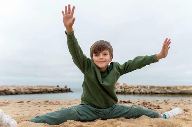 Foto gratuita niño divirtiéndose junto al mar