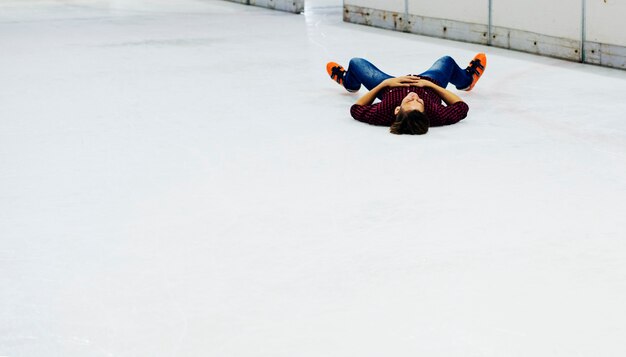 Foto gratuita niño divirtiéndose con patín de hielo