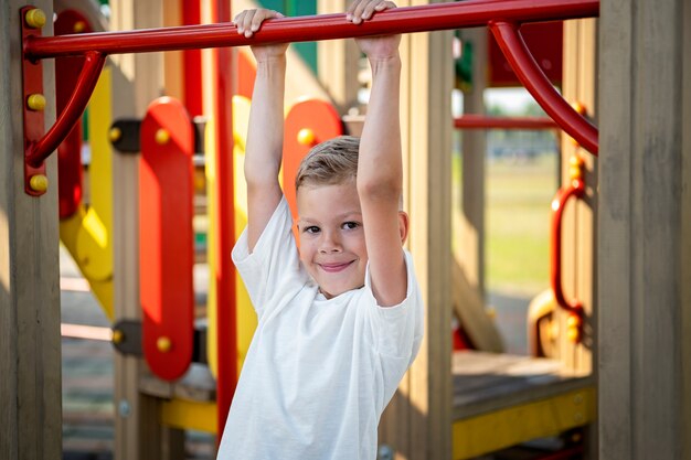 Niño divirtiéndose en el patio de recreo al aire libre