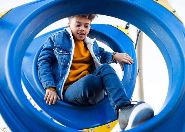 Niño divirtiéndose en el patio de recreo