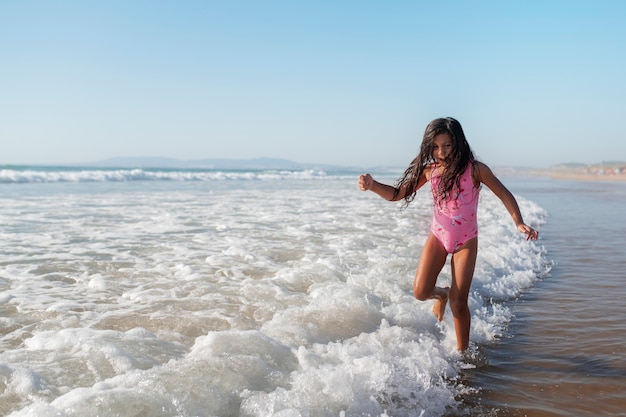 Niño divirtiéndose en la playa