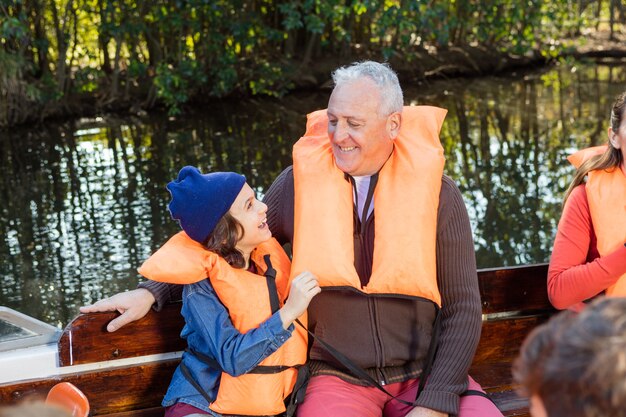 Niño divirtiéndose con su abuelo en el barco