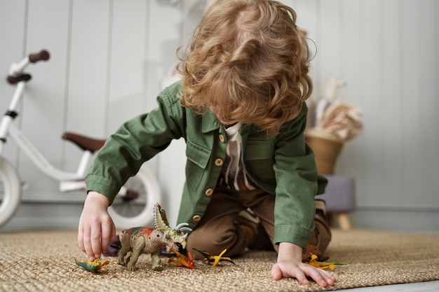 Niño divirtiéndose durante el tiempo de juego