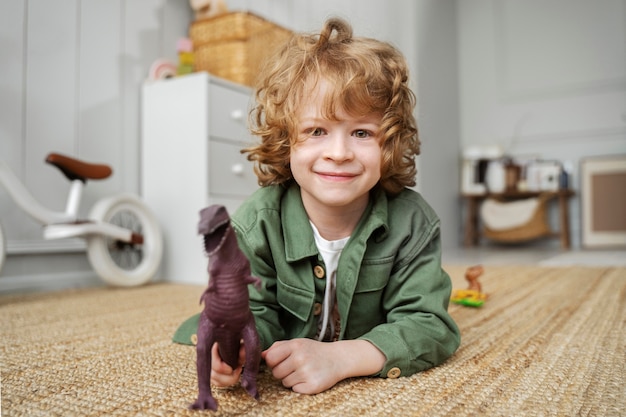 Niño divirtiéndose durante el tiempo de juego