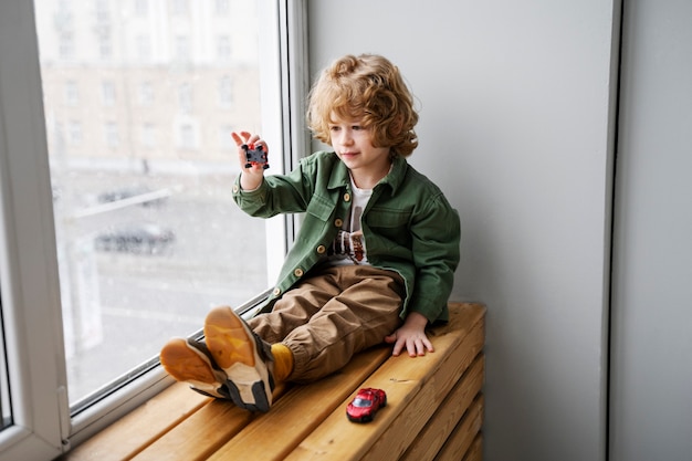 Niño divirtiéndose durante el tiempo de juego