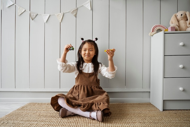 Foto gratuita niño divirtiéndose durante el tiempo de juego