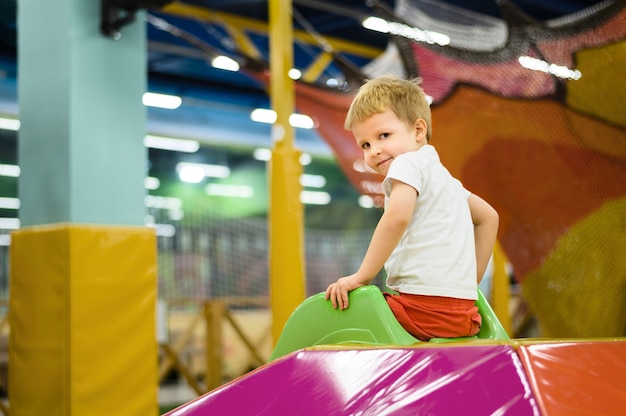 Foto gratuita niño divirtiéndose en un tobogán