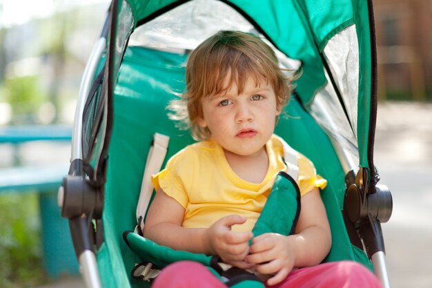 Niño de dos años en el cochecito