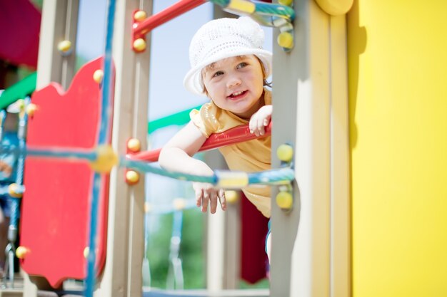 Niño de dos años en el patio de recreo