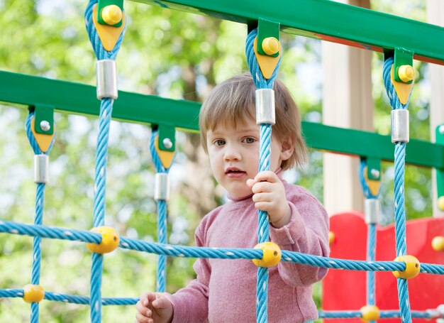 Niño de dos años en el patio de recreo