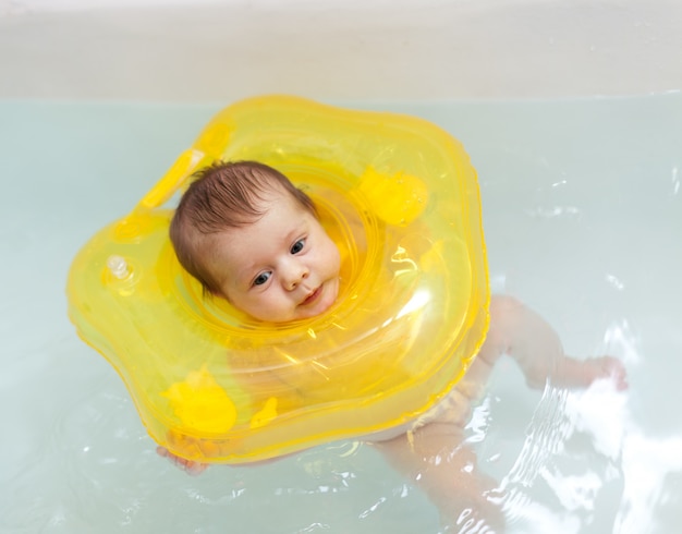 Niño de dos meses n baño